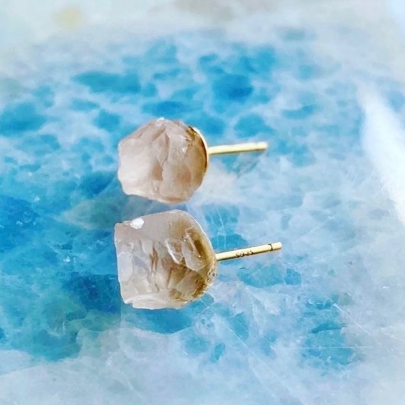 🆕 New Raw Rose Quartz Crystal Stud Gemstone Earrings - Picture 2 of 6